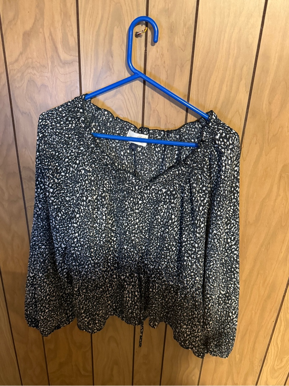 Universal Thread Black and White Speckled V-Neck Peasant Blouse